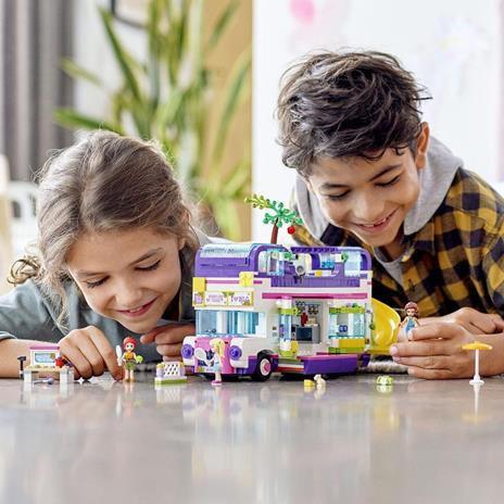 LEGO Friends 41395 Il Bus dell'Amicizia con Piscina e Scivolo, Playset con 3 Mini Bamboline, Autobus Giocattolo - 3