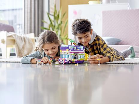 LEGO Friends 41395 Il Bus dell'Amicizia con Piscina e Scivolo, Playset con 3 Mini Bamboline, Autobus Giocattolo - 11