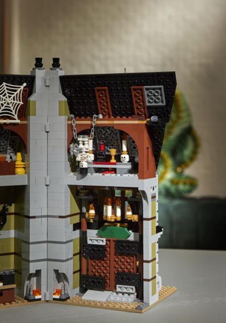 LEGO Icons 10273 La Casa Stregata Set Costruzioni per Adulti Modellino Fai da Te in Mattoncini con Minifigure Idee Regalo - 15