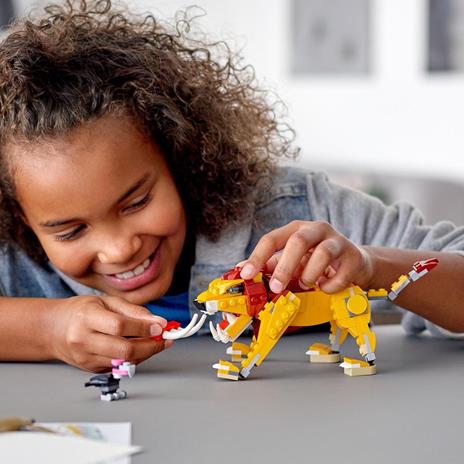 LEGO Creator 31112 3 in 1 Leone Selvatico, Kit di Costruzione , Struzzo e Facocero, Giocattoli per Bambini dai 7 Anni in Su - 2