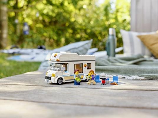 LEGO City 60283 Super Veicoli Camper delle Vacanze, Kit di Gioco con Camper, Giocattoli sulle Vacanze Estive per Bambini - 11