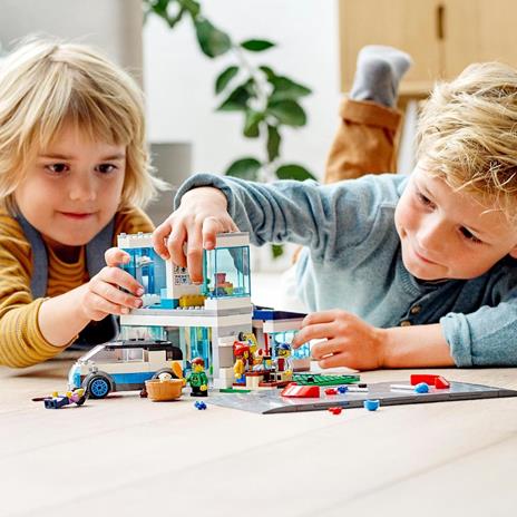 LEGO City 60291 Villetta Familiare, Casa delle Bambole, Giochi per Bambini dai 5 Anni, 4 Minifigure, Idee Regalo - 2