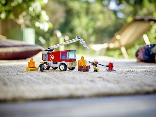 LEGO City 60280 Autopompa con Scala con Minifigure Pompiere, Idea Regalo per Bambini e Bambine dai 4 Anni in su - 11