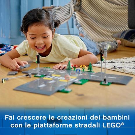 LEGO City 60304 Piattaforme Stradali, Set Basi con Lampioni Fosforescenti, Semafori Giocattolo, Cartelli e Segnaletica - 2