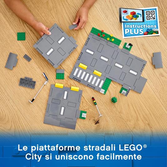 LEGO City 60304 Piattaforme Stradali, Set Basi con Lampioni Fosforescenti, Semafori Giocattolo, Cartelli e Segnaletica - 5