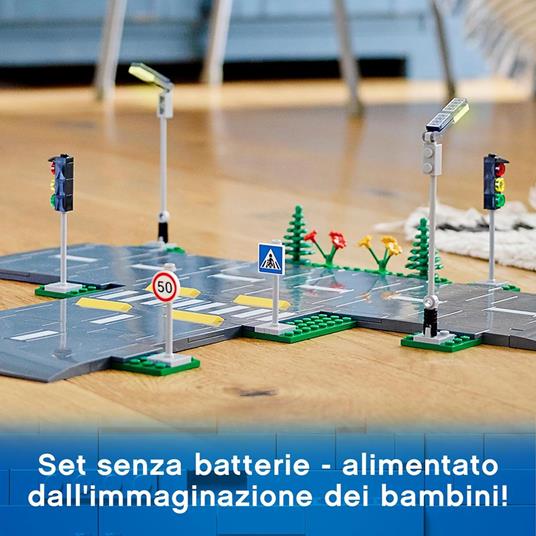 LEGO City 60304 Piattaforme Stradali, Set Basi con Lampioni Fosforescenti, Semafori Giocattolo, Cartelli e Segnaletica - 6