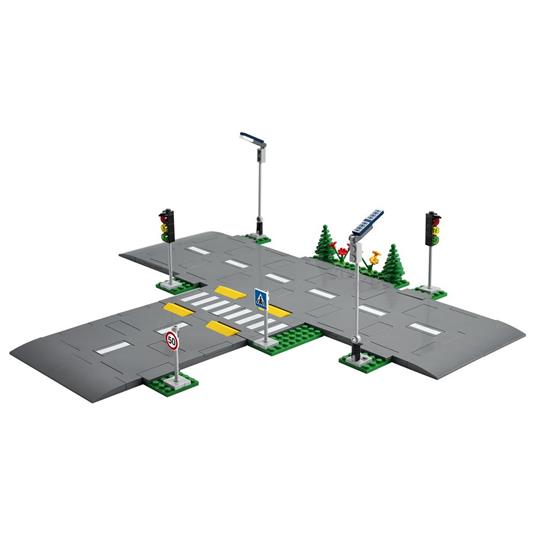 LEGO City 60304 Piattaforme Stradali, Set Basi con Lampioni Fosforescenti, Semafori Giocattolo, Cartelli e Segnaletica - 7