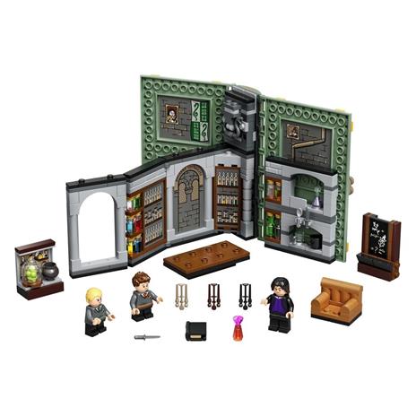 LEGO Harry Potter 76383 Lezione di Pozioni a Hogwarts, Giochi per Bambini e Bambine dai 8 Anni in su, Mattoncini da Viaggio - 9