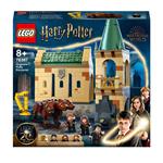 LEGO Harry Potter 76387 Hogwarts: Incontro con Fuffi, Castello Giocattolo con Minifigure d'Oro del 20° Anniversario