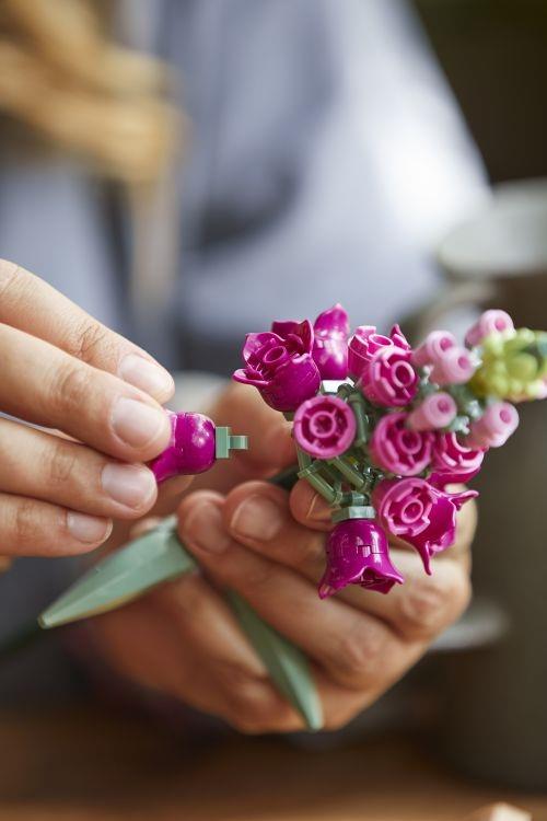 LEGO Icons 10280 Bouquet di Fiori, Piante Artificiali, Costruzione in Mattoncini, Decorazioni Casa, Hobby Creativi per Adulti - 11
