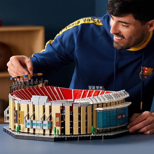 LEGO Icons 10284 Camp Nou - FC Barcelona, Grande Set dello Stadio di Calcio, Modellino da Costruire per Adulti, Idea Regalo - 2