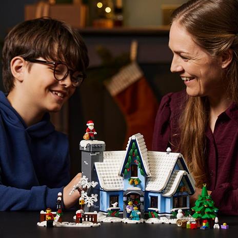 LEGO Icons 10293 La Visita di Babbo Natale, Set di Costruzioni per Adulti e Famiglie, Decorazioni Natalizie per la Casa - 2