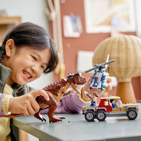 LEGO Jurassic World 76941 L'Inseguimento del Dinosauro Carnotaurus con Elicottero e Camioncino, Giocattoli per Bambini - 2