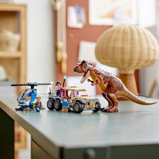 LEGO Jurassic World 76941 L'Inseguimento del Dinosauro Carnotaurus con Elicottero e Camioncino, Giocattoli per Bambini - 3