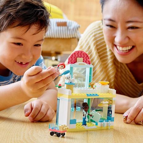LEGO Friends 41695 Clinica Veterinaria, Giochi per Bambini dai 4 Anni, con 2 Mini Bamboline e 3 Animali, Idea Regalo - 2