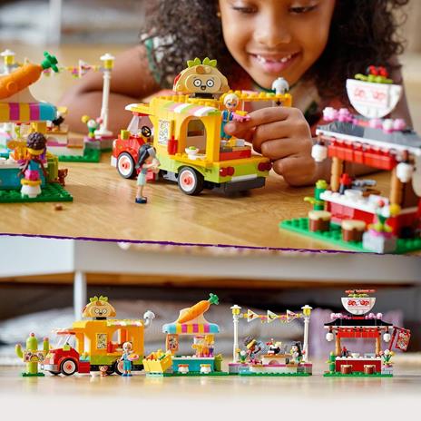 LEGO Friends 41701 Il Mercato dello Street Food, Include Camion dei Tacos e Bar dei Frullati, Giochi per Bambini - 6