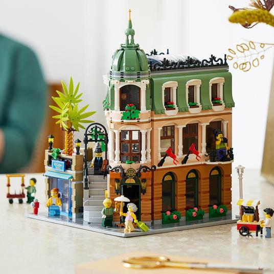 LEGO Icons 10297 Boutique Hotel, Set Modellini da Costruire per Adulti, Edificio Modulare da Collezione con 7 Minifigure - 4