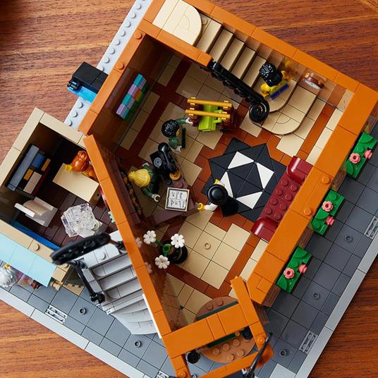 LEGO Icons 10297 Boutique Hotel, Set Modellini da Costruire per Adulti, Edificio Modulare da Collezione con 7 Minifigure - 6