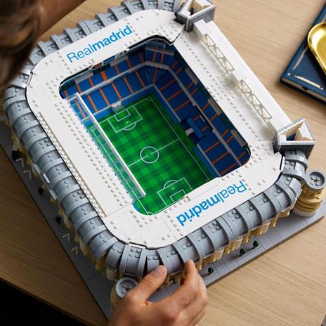 LEGO 10299 Stadio del Real Madrid – Santiago Bernabéu, Set da Collezione per Adulti, Campo da Calcio, Decorazione per la Casa - 5