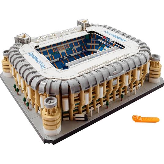 LEGO 10299 Stadio del Real Madrid – Santiago Bernabéu, Set da Collezione per Adulti, Campo da Calcio, Decorazione per la Casa - 10