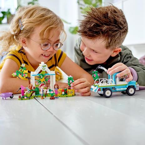 LEGO Friends 41707 Veicolo Pianta-Alberi, Set Ispirato alla Natura con Giardino, Auto e Animali, Giochi per Bambini - 2