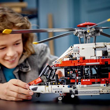 LEGO Technic 42145 Elicottero di Salvataggio Airbus H175, Set Modellismo per Bambini con Motore per la Rotazione dei Rotori - 6
