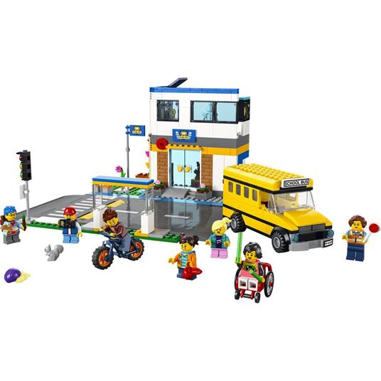 LEGO City 60329 Giorno di Scuola, Set Serie Adventures con Autobus Giocattolo, 2 Aule e Strada, per Bambini di 6+ Anni - 8