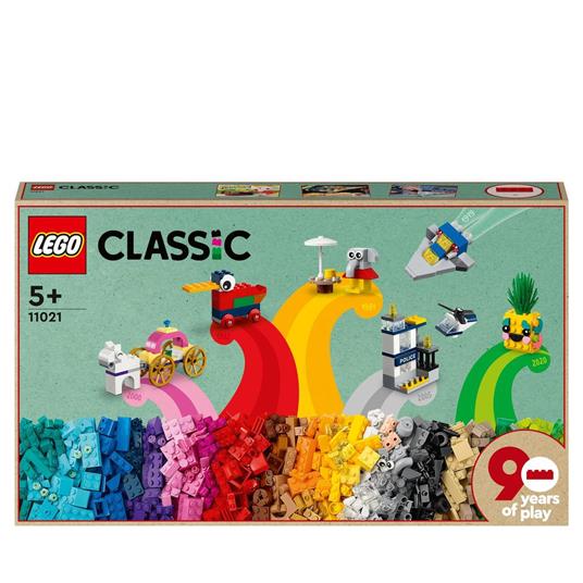 LEGO Classic 11021 90 Anni di Gioco, Scatola con Mattoncini Colorati per 15 Mini Costruzioni di Modelli Iconici - 2