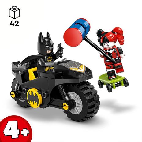 LEGO 76220 DC Batman Contro Harley Quinn, Set Action Figure di Supereroi con Skateboard e Moto Giocattolo, Giochi per Bambini - 3