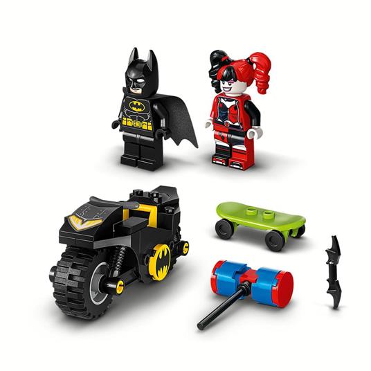 LEGO 76220 DC Batman Contro Harley Quinn, Set Action Figure di Supereroi con Skateboard e Moto Giocattolo, Giochi per Bambini - 4