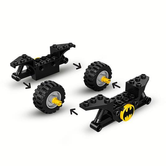LEGO 76220 DC Batman Contro Harley Quinn, Set Action Figure di Supereroi con Skateboard e Moto Giocattolo, Giochi per Bambini - 5