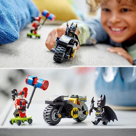 LEGO 76220 DC Batman Contro Harley Quinn, Set Action Figure di Supereroi con Skateboard e Moto Giocattolo, Giochi per Bambini - 6