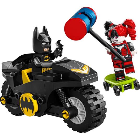 LEGO 76220 DC Batman Contro Harley Quinn, Set Action Figure di Supereroi con Skateboard e Moto Giocattolo, Giochi per Bambini - 7