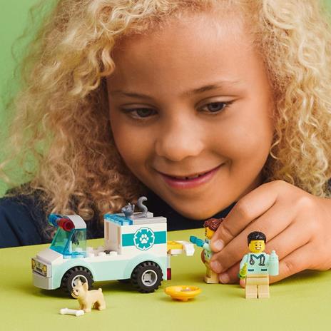 LEGO City 60382 Furgoncino di Soccorso del Veterinario con Ambulanza Giocattolo e 2 Minifigure, Giochi per Bambini dai 4 Anni - 2