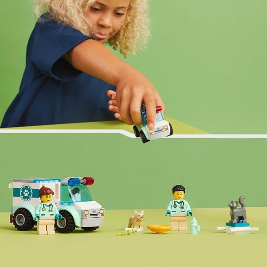 LEGO City 60382 Furgoncino di Soccorso del Veterinario con Ambulanza Giocattolo e 2 Minifigure, Giochi per Bambini dai 4 Anni - 6