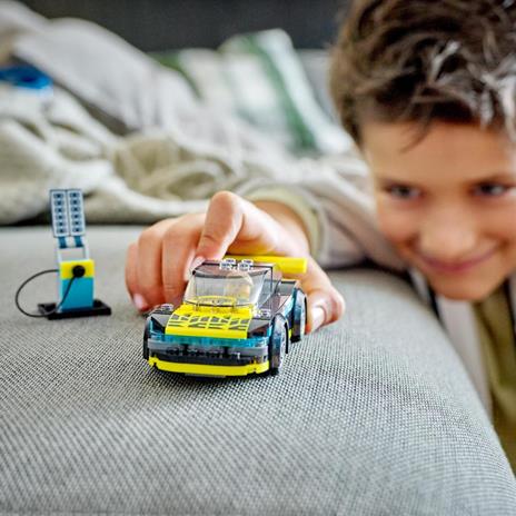 LEGO City 60383 Auto Sportiva Elettrica, Macchina Giocattolo per Bambini dai 5 Anni, Set Supercar con Pilota da Corsa - 2