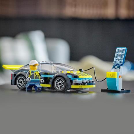 LEGO City 60383 Auto Sportiva Elettrica, Macchina Giocattolo per Bambini dai 5 Anni, Set Supercar con Pilota da Corsa - 6