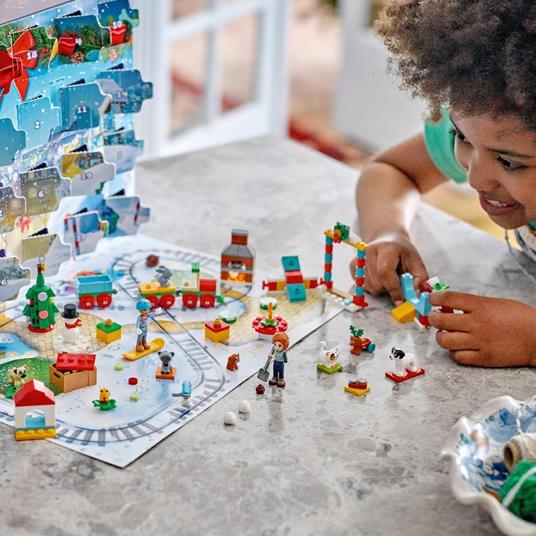 LEGO Friends 41758 Calendario dell'Avvento 2023, 24 Regali a Sorpresa con Tappetino da Gioco, Regalo di Natale per Bambini - 2