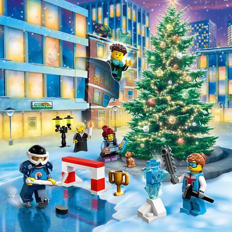 LEGO City 60381 Calendario dell'Avvento 2023 con 24 Regali, Babbo Natale e Tappeto da Gioco, Regalo Natalizio per Bambini - 5