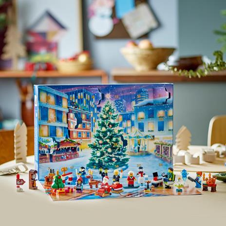 LEGO City 60381 Calendario dell'Avvento 2023 con 24 Regali, Babbo Natale e Tappeto da Gioco, Regalo Natalizio per Bambini - 6