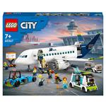 LEGO City 60367 Aereo Passeggeri, Modellino di Aeroplano Giocattolo da Costruire con 9 Minifigure e Veicoli dell'Aeroporto