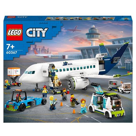 LEGO City 60367 Aereo Passeggeri, Modellino di Aeroplano Giocattolo da Costruire con 9 Minifigure e Veicoli dell'Aeroporto