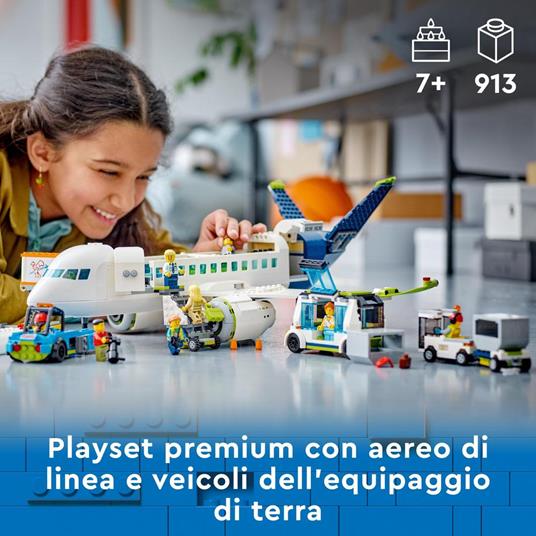 LEGO City 60367 Aereo Passeggeri, Modellino di Aeroplano Giocattolo da Costruire con 9 Minifigure e Veicoli dell'Aeroporto - 2