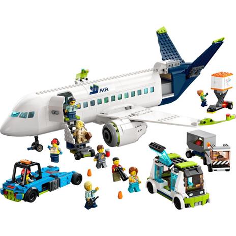 LEGO City 60367 Aereo Passeggeri, Modellino di Aeroplano Giocattolo da Costruire con 9 Minifigure e Veicoli dell'Aeroporto - 8