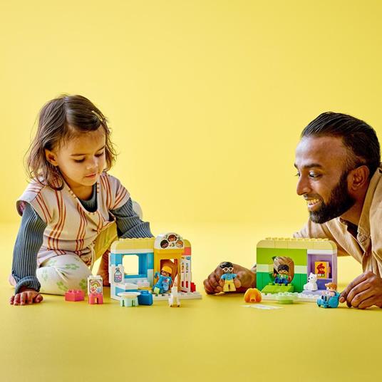 LEGO DUPLO 10992 Divertimento allAsilo Nido, Gioco Educativo per Bambini dai 2 Anni con Mattoncini, Costruzioni e 4 Figure - 2