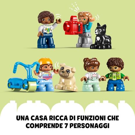 LEGO DUPLO 10994 Casetta 3 in 1, Casa delle Bambole, Auto Push-and-Go, 7 Figure e Mattoncino Luminoso per Bambini da 3+ Anni - 5