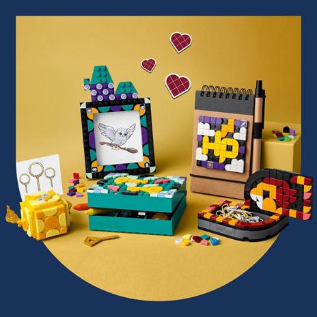 LEGO DOTS 41811 Kit da Scrivania di Hogwarts, Accessori Scrivania di Harry Potter con 2 Portagioie, Portafoto e Toppa Adesiva - 2