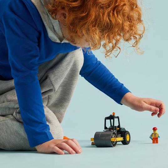 LEGO City 60401 Rullo Compressore Set di Costruzioni Giocattolo per Bambini di 5+ Anni Veicolo da Cantiere con Operaio Edile - 2