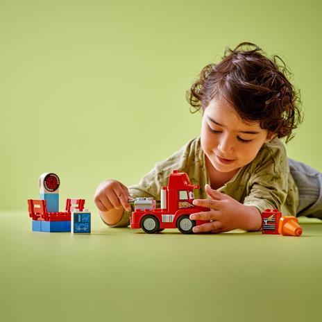 LEGO LEGO DUPLO Disney e Pixar 10417 Mack al Circuito Giochi per Bambini di 2+ Anni con Camion Giocattolo Rosso da Costruire - 2