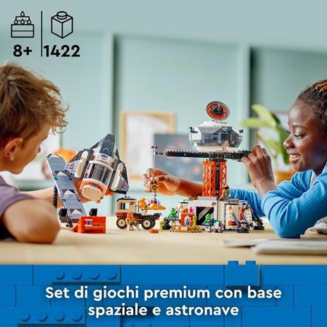 LEGO City 60434 Base Spaziale e Piattaforma di Lancio Gioco per Bambini 8+ con Gru Giocattolo Astronave Rover e 6 Minifigure - 2